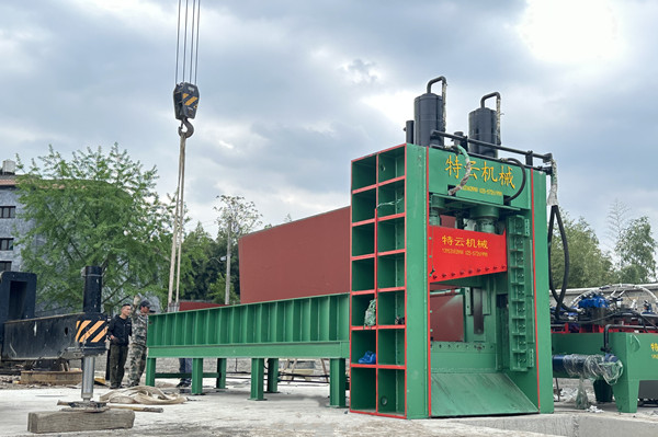 Cizalla de pórtico Teyun de 400 toneladas instalada en el centro de reciclaje local